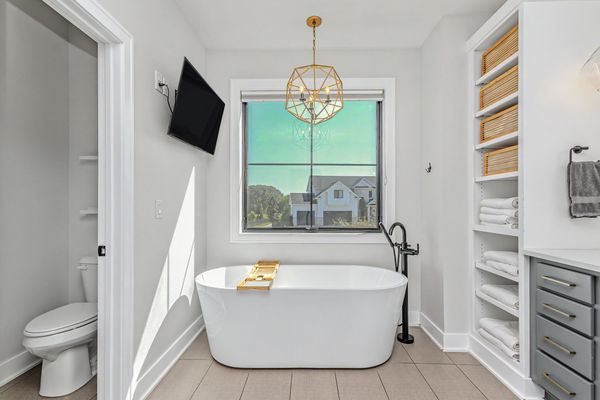 Freestanding soaking tub