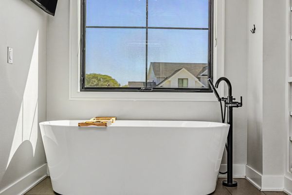Soaking tub with floor-mounted filler